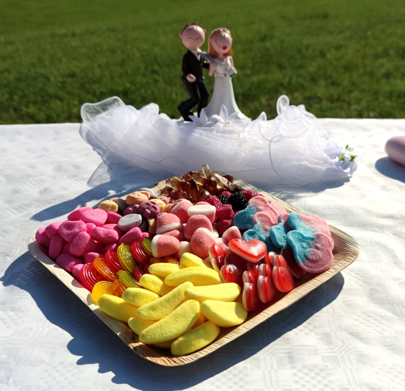 Große Süßigkeitenplatte für ihre Hochzeit als Candybar oder für die Tische ihrer Hochzeitsgäste. Inhalt 900g Süßigkeiten ihrer Wahl.